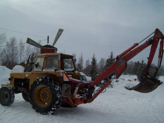 Valmet 700 ja ESA 2000
Isokaivuri on laitettu pieneen valmettiin on meinaan nokka vähän köykänen
