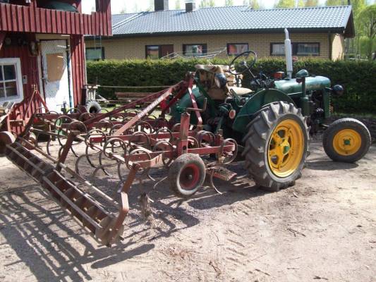 Zetor 25A JA KONGSKILDE 2M JOUSTOPIIKKIÄES
oLI NOKKA VÄHÄN KÖYKÄNEN ZETORISSA
