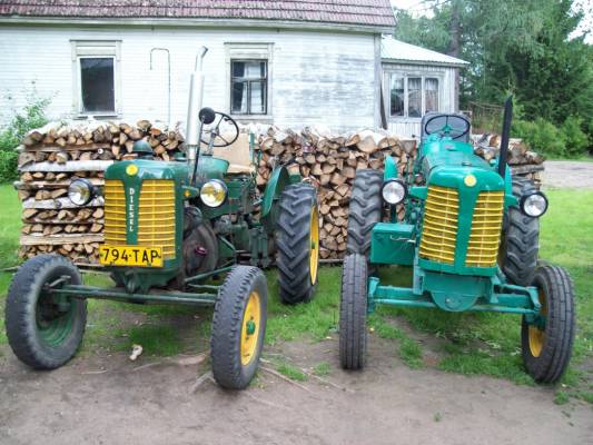 ZETOR 25 A 
Toinen zetoreista on alkuperäinen ja toisessa on 6 pyttynen scanian kone
