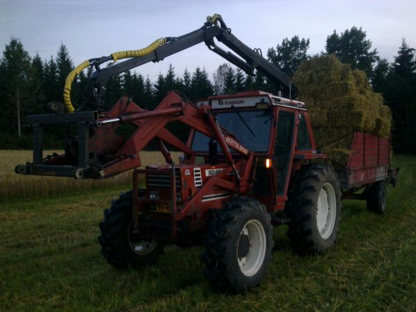 Fiatagri 80/90
Olkipaalien korjuuta 
Avainsanat: Paali Fiat Fiatagri 80/90 Pika-Bertta RKP maatilakuormain