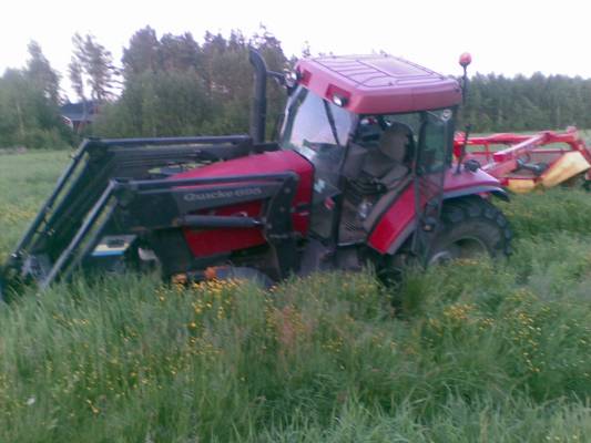 Pelto halkesi
Vähän vajaa 3 metriä ojan laitaan, niin silti pelto petti alta.
Avainsanat: Case CaseMX CaseIH CaseIHMX135 Case135