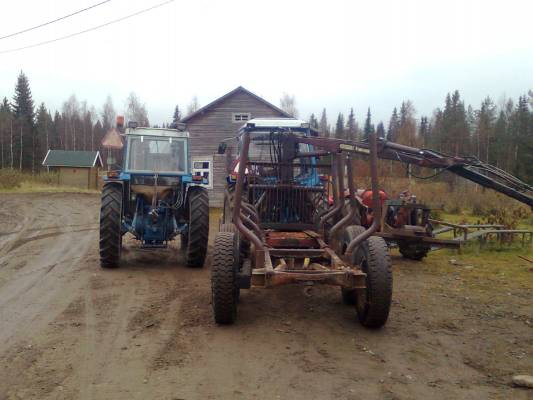 Ford 5000, Ford 5600 ja Nuffield Universal Three
Ford 5000 (84hp) yleiskone, Ford 5600 (68hp) & Hakkisouvari kuormain ja omavalmiste metsäkärry, Nuffield Universal Three (38hp) & omavalmiste tielana
Avainsanat: Ford 5600 5000 Nuffield Universal Three Hakkisouvari