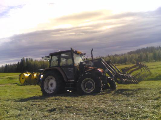 New Holland L85 
nyykkärillä rehuaumalla polokemassa 
Avainsanat: newholland L85