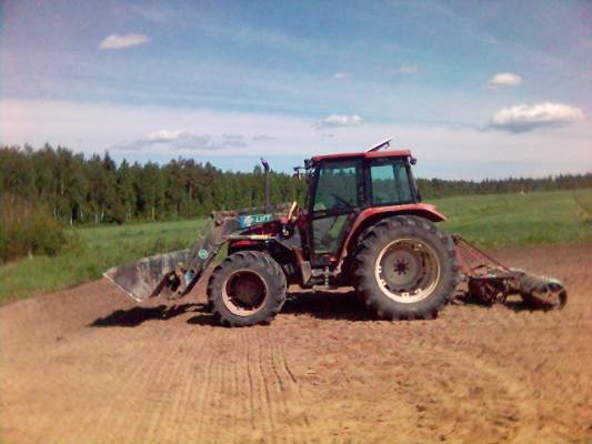 NEWHOLLAND L85
Nyykkärillä jyräämässä
