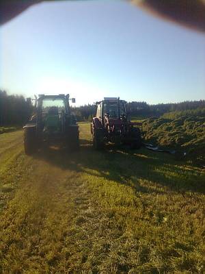 Deutz-Fahr 110 ja Newholland L85
Juu tämmöne kalusto aumalla deutsi normaalisti niittomurskaimen eessä mutta nyt jouti nyykkärin kaveriks aumalle polokemaan
Avainsanat: NewhollandL85 Deutz-Fahr110 rehunteko