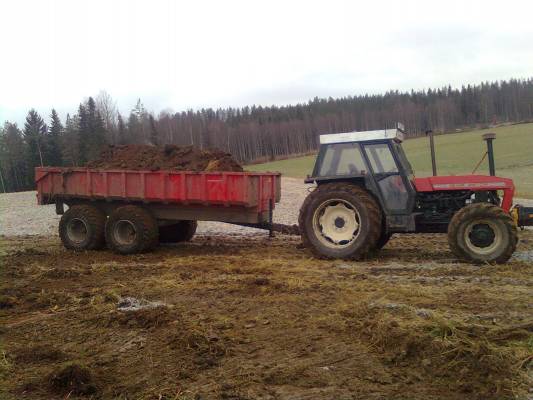 Zetor 12145 ja temtuote
zetorilla maanajoa
Avainsanat: Zetor 12145 Tempo