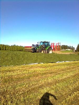 Deutz-Fahr 110 & Hankmo
Tämmösellä yhistelmällä aumalla ja kyllä painu ja tiiviiseen!
Keywords: Deutz-Fahr Hankmo rehunteko
