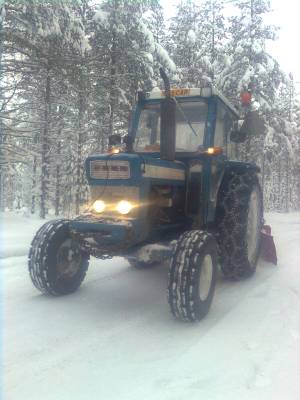 Ford 5000 
5000:sella tietä avaamassa 
Avainsanat: Ford 5000