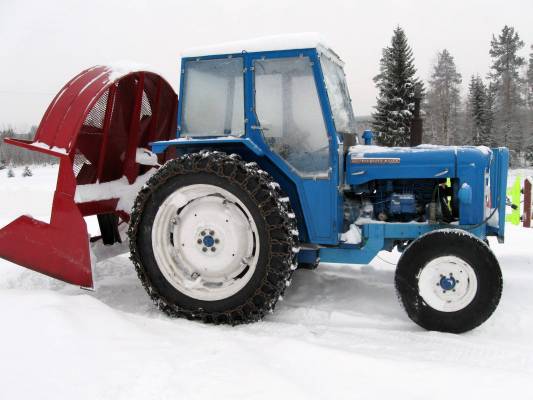 Fordson super major ja Kunto suurteholinko
tämmösellä valjakolla on aukastu muutama pahaki metsätienpohja.Kantoja ja kiviä on lennelly, mutta ei se siitä säikähä.
Viimeksi tiellä oli 60-70 senttiä puuterilunta ja tuiskuna lensi
Avainsanat: auraus