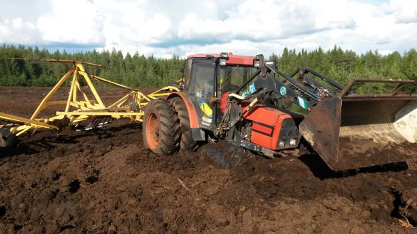 Zetor 8540
Ei taho nuilla pikkupyörillä pinnalla pysyä
Avainsanat: zetor 8540 turvesuo turve suo raussi