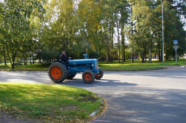 fordson power major 6syl. vm.-58
traderin kuutoskoneella. kuvassa vielä vanhat renkaat ja putki
Avainsanat: fordson power major 6