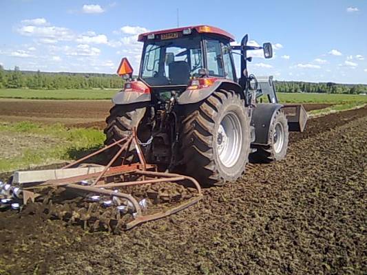 mxm 140 ja hankmo 280(oletettavasti)
koneiden koko/hyötysuhde kunnossa :D Hankmon tarkasta mallista ei tietoa. Ei tuota peltoa sitten loppujen lopuksi voinut edes kunnolla muokata kun oli niin märkää keskellä, eipä sitä ole vieläkään kylvetty kun ei kuivaa niin ei kuivaa :(
Avainsanat: mxm 140 maksumi voimaa hankmo