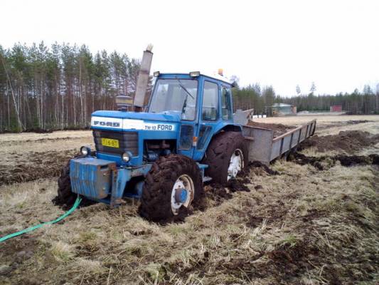 Ei se oikeen etene..
Kärry ja traktorin takapää painu ensi pohjaa myöte ja sitte koitettu vetää eteenpäin..
