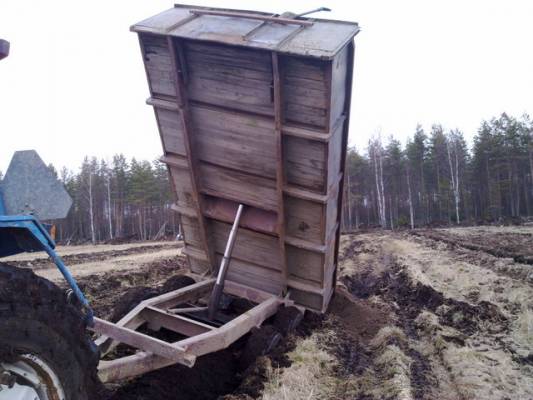 Vähä kallellaan.
Ei menny peruuttamalla pitemmälle niin piti kipata.. Ei painunu toiselta puolelta ollenkaa.
