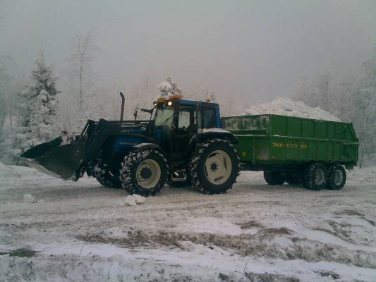 Valtra 6650 ja kire
Lumen ajoa.
