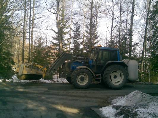 Valtra 6650 ja rote.
Harjaus hommia.
