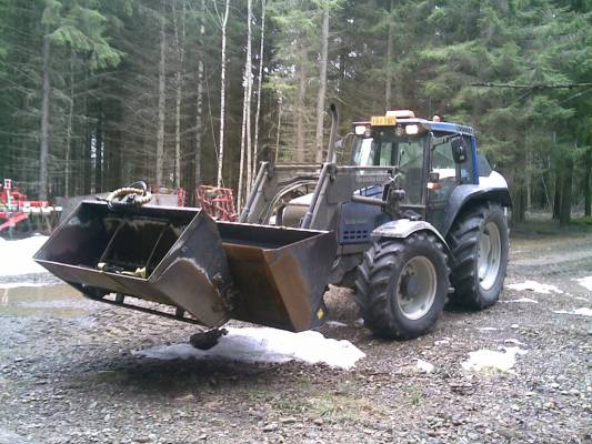 Valtra 6650
Hiekoituskauhojen talvisäilytykseen vientiä.
