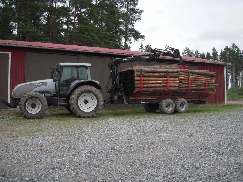 Polttopuiden ajoa
Valtra ja Hakki 2x3m puuta peräkkäin omavalmiste jatkorungolla
