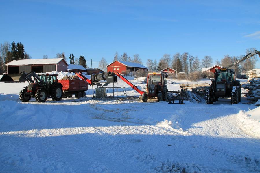 Keväistä klapujen tekoa pirteässä pakkas aamussa.
