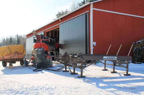 Koneet järjestyksessä
Palaxit odottaa puita, Midi, 70s evolution 10kw ja gleaner
