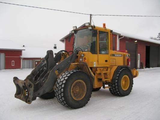 Pihakone Volvo L70D
Lähti viimeinen quicke tuon jälkeen talosta
