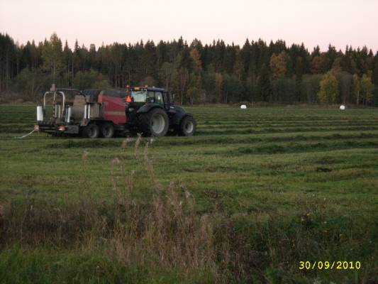 Valtra t182 ja vicon rv 2160 
Kolmannen sadon kerruuta.
Avainsanat: valtra vicon