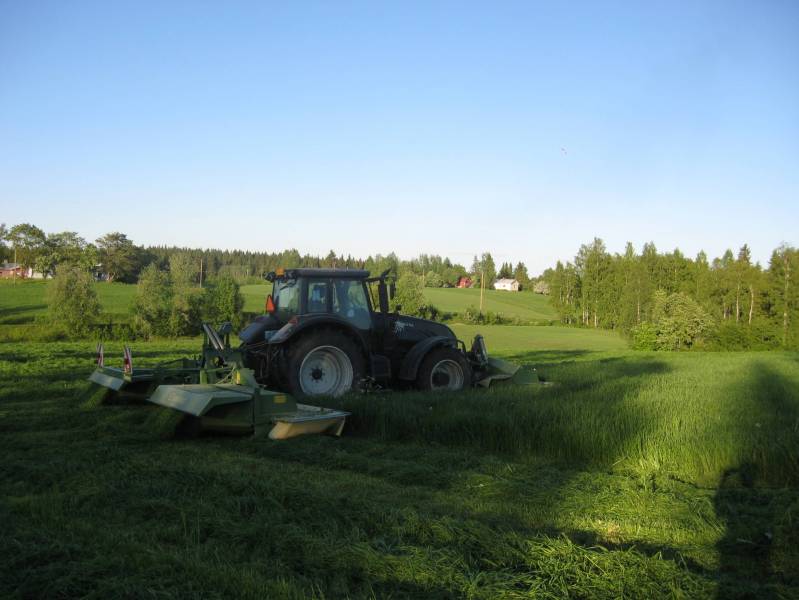 Valtra ja Krone
Ruohonleikkuuta
Avainsanat: niitto