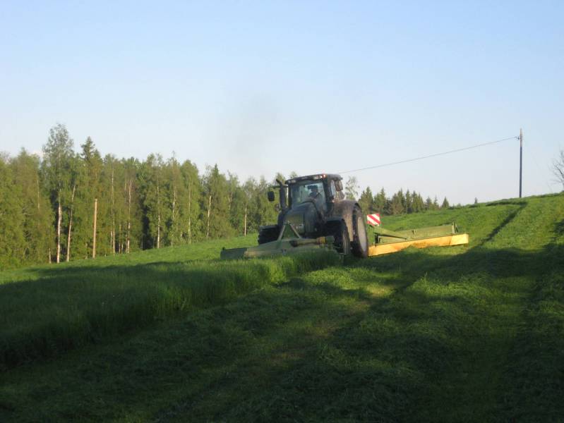 Valtra ja Krone
Ruohonleikkuuta
Avainsanat: niitto