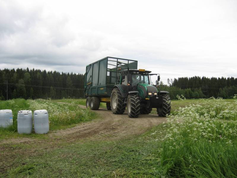 N 141 ht ja Multiva 150
"Kert ei nukuta,niin heinän hakkuun"
Avainsanat: multiva 150