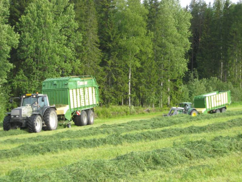 Valtra 8350+Krone ja JD 7530+Krone
edelleen vihreitä kuvia
Avainsanat: Valtra JD Krone