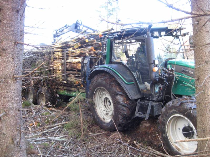 Hakepuun ajossa
N 141 ht ja Kronos
Avainsanat: Valtra Kronos puunajo