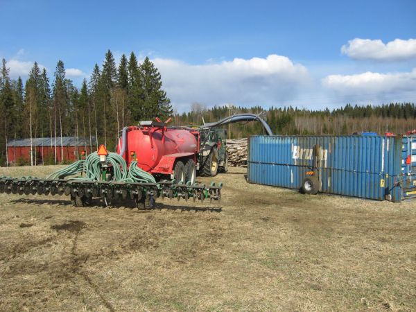 Kärsä konttiin
Deere,Livakka,Pel-tuote
Avainsanat: lannanlevitys