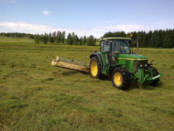 Niittelemässä
Kesän niittelyjä JD 6610 se & Krone AM 243 CV.
Avainsanat: JD