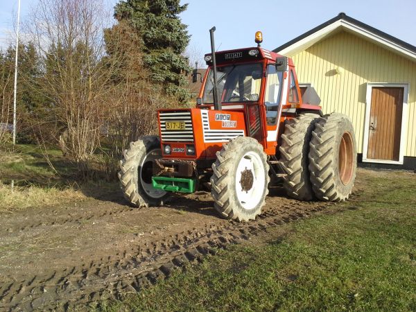 Fiat odottelee peltohommia, tuli laitettua myös vähän lisää painoo keulaan kylvöjen ajaksi
