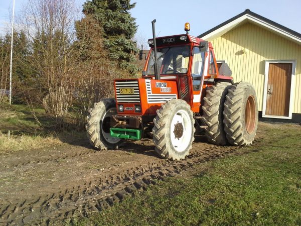 Fiat odottelee peltohommia, tuli laitettua myös vähän lisää painoo keulaan kylvöjen ajaksi
