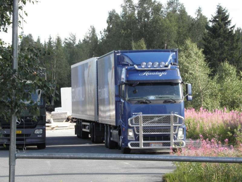 Volvo FH
Haatajan Volvo Kuusamossa kesällä 2011.
Avainsanat: Volvo FH Kuusamo Ruka Lappi