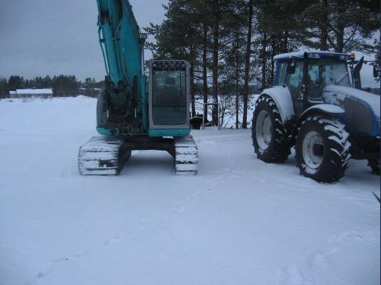 Kapeeta ja leveetä
Telalappujen vaihtoa..
Avainsanat: Telat Kobelco Kaivuri Lumi Laput