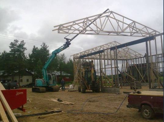 Rakennustöitä
Kattoristikoiden nostoa
Avainsanat: Rakennustyöt Kobelco Nosto Korkea Kesä