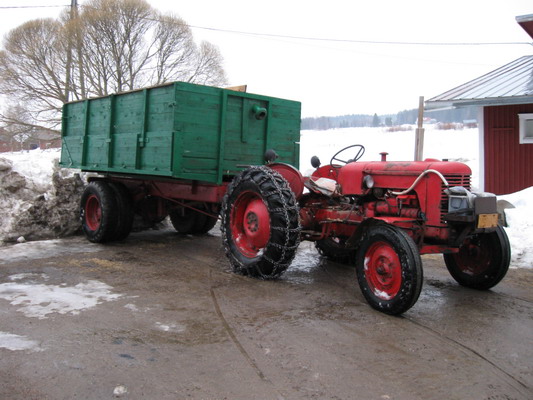 Valmet 33D ja 8m3 kärry
Kärry olis myynnissä jos kiinnostaa jotakin tarkempaa tietoa täältä http://www.nettikone.com/viewMachine.php?id_machine=820579
Avainsanat: valmet 33 kärry