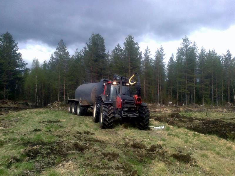 Valtra Valmet 8400 ja lietevaunu
Kakka liikkuu :)
