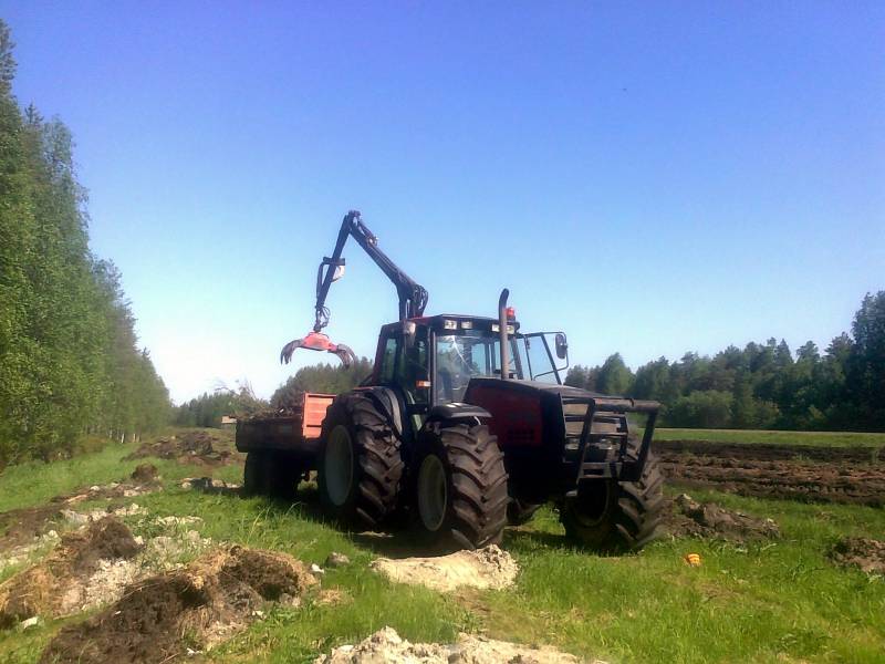 Valtra Valmet 8400 ja Tuhti
Risuja keräämässä
