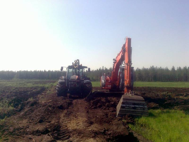 Valtra Valmet 8400 ja Hitachi 135 zaxis us
Kaivurin tankkaus
