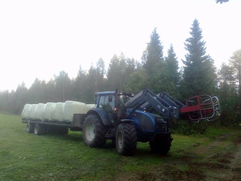 Paaluja
Kävin muutaman paalun hakemassa
Avainsanat: Valtra