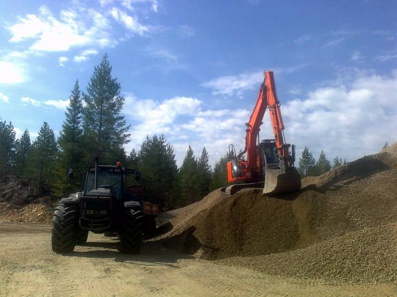 Hitachi Zaxis 135 US, Valtra Valmet 8400 ja Tuhti
Murskeen ajoa
Avainsanat: Hitachi Valtra Valmet Tuhti