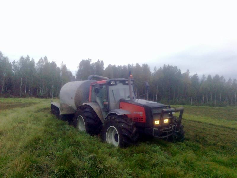 Syksyistä lietteenajoa
Joopajoo....
Avainsanat: Valtra Valmet