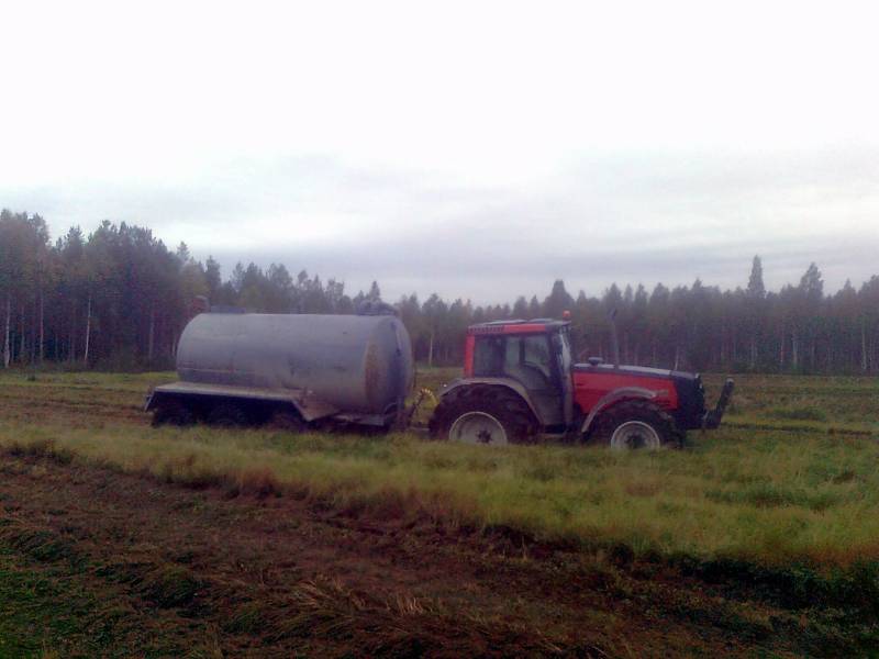 Syksyistä lietteen ajoa
Kohtuu syvälle meni, enkä jauhattanu. Yhellä rattorilla onneksi pois eikä ollu täys vaunu. Onneksi :)
Avainsanat: Valtra Valmet