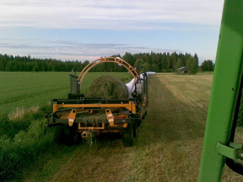 Tubeline
Kevään ensimmäisen sadon käärimistä.
Avainsanat: Tubeline Käärintää