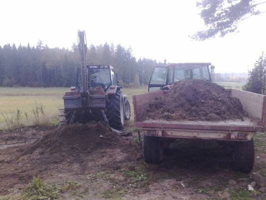 Maakuormantekoa
Ajettiin maakasa pois kun täytettiin pellolta (Sarkaojaa)
Avainsanat: urakkapoju