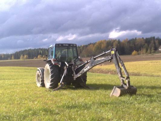 Kaivuu yhistelmä
Valtra 6400 ja Valtra 30 kaivuulaite.
Avainsanat: urakkapoju