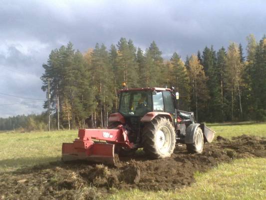 Ojan täyttöä
Täytettiin oja pellolta. Vanha sarkaoja joka on jäänyt laittamatta kiinni.
Avainsanat: urakkapoju